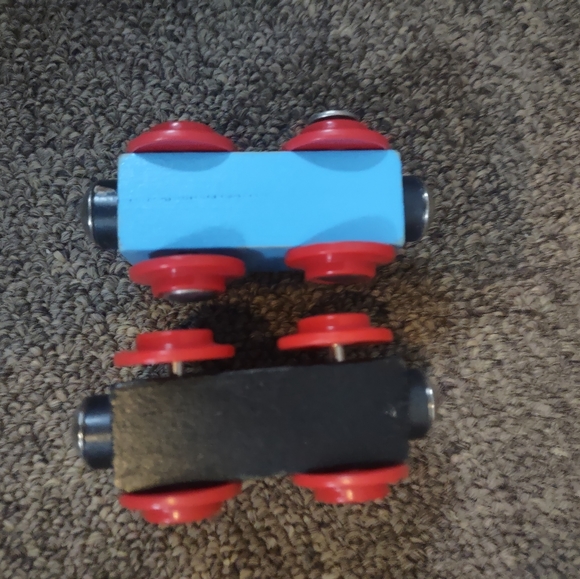 Wooden magnetic train, caboose, and four green trees lot - Picture 12 of 16